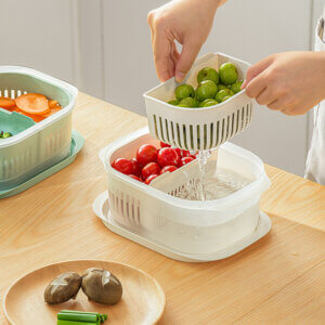 Fridge Food Storage Container- Reusable Fresh-keeping Organizer with 2 Detachable Small Strainers