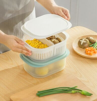 Fridge Food Storage Container- Reusable Fresh-keeping Organizer with 2 Detachable Small Strainers