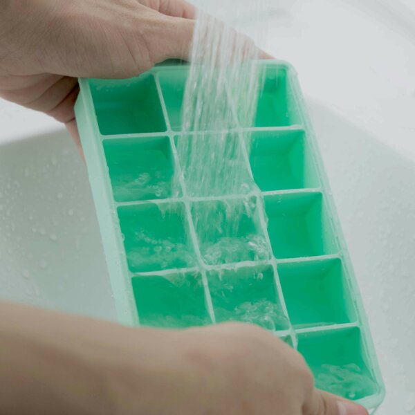 Silicone ice cube mold with lid 5